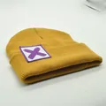Senfgelbe Strickmütze mit lila X-Logo-Aufnäher, inspiriert von Killjoy aus Valorant - X-Symbol-Stil (S3V2-Khaki-X)