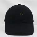 Gorra de algodón con bordado de gato negro y ojos amarillos sobre fondo blanco - Adulto / Negro