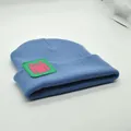 Hellblaue Strickmütze im Killjoy-Stil mit grünem quadratischem Aufnäher-Detail - Abstraktes Ikon-Stil (S3V2-Cyan-Icon)