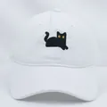Detalle de bordado de gato negro en gorra de algodón blanco con ojos amarillos vivos - Adulto / Blanco