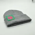 Graue VALORANT Killjoy Beanie mit leuchtend grün-rosa gesticktem Patch-Detail - Abstraktes Ikon-Stil (S3V2-Gray-Icon)