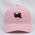Dettaglio del ricamo a gatto nero su un cappellino da baseball in cotone rosa pastello - Adulto 56-60cm / Rosa Chiaro