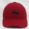Detalle de gorra de béisbol de algodón rojo con bordado de gato negro y visera curva - Adulto / Burdeos