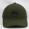 Primo piano del ricamo di gatto nero con occhi gialli su berretto di cotone verde oliva - Adulto 56-60cm / Verde Militare