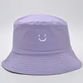 Cappello a secchiello unisex viola chiaro con ricamo smiley bianco in tela di cotone - M（56-58cm） / Viola chiaro