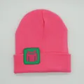 Neonpinke Killjoy-Mütze im VALORANT-Stil mit grünem quadratischem Aufnäher und Strickoptik - Abstraktes Ikon-Stil (S3V2-WatermelonPink-Icon)