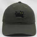 Detalle del bordado de gato negro con ojos amarillos en gorra de algodón verde oscuro - Adulto / gris oscuro