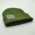 Dunkelgrüne Strickmütze mit hellgrünem Grafik-Patch für winterliche Wärme - Abstraktes Ikon-Stil (S3V2-ArmyGreen-Icon)