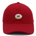 Gros plan sur la broderie donut et la texture sergé de coton sur ce bonnet rouge - Adulte 56-60cm / Bordeaux