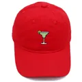 Dettaglio del cappellino in cotone rosso con ricamo di un cocktail Margarita colorato - Adulto 56-60cm / Rosso