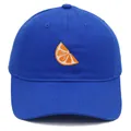 Détail d'une casquette de baseball en coton bleu roi avec broderie d'orange - Adulte 56-60cm / Bleu royal