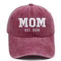 Dettaglio del ricamo 3D bianco MOM EST. 2026 su berretto in cotone lavato color bordeaux - M / MOM-Rosso Vino