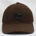 Berretto da baseball in cotone marrone con ricamo gatto nero e occhi gialli vibranti - Adulto 56-60cm / caffè