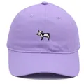 Primer plano de gorra de algodón lavanda con bordado detallado de una vaca blanca y negra - Adulto 56-60cm / Violeta Claro