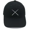 Vista frontale di un cappello nero con ricamo bianco su twill di alta qualità e stile - Adulto - Regolabile / Nero