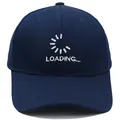 Dettaglio ravvicinato di un cappellino in cotone blu navy con ricamo bianco 'LOADING...' - Adulto - Regolabile / Blu navy