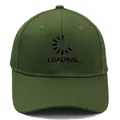 Dettaglio del ricamo nero Loading e barra di avanzamento su cappello verde militare - Adulto - Regolabile / Verde Militare