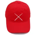 Berretto da baseball rosso con ricamo bacchette bianche e design classico a sei pannelli - Adulto - Regolabile / Rosso