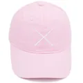 Casquette de baseball en coton rose avec baguettes de tambour brodées en blanc pur - Adulte - Réglable / Rose