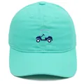 Gros plan d'une casquette vert menthe avec broderie détaillée de voiturette de golf en coton - Adulte - Réglable / Vert Émeraude