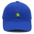 Detail van groene kikker yoga borduurwerk op blauwe katoenen baseballpet met ventilatie - Saffierblauw