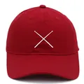 Casquette de baseball rouge en coton avec broderie blanche de baguettes de batterie - Adulte - Réglable / Bordeaux