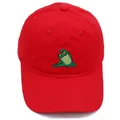 Rode katoenen honkbalpet met groene kikkerborduring in een yogahouding aan de voorkant - Rood
