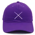 Casquette de baseball violet foncé avec baguettes de tambour brodées sur une calotte en coton - Adulte - Réglable / Violet foncé