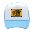 Detalle de la gorra trucker azul y blanca con bordado de flores Have a Nice Day - Azul Cielo + Blanco