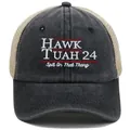 Dettaglio ricamo Hawk Tuah 24 su cappello trucker grigio lavato e mesh beige - Adulto - Regolabile / Nero