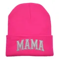 Détail de la broderie MAMA 3D sur un bonnet en maille rose vif pour l'hiver - 48-54CM / Style MAMA / Rouge Rose