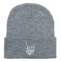 Dettaglio del ricamo a mano di scheletro su berretto in maglia a coste grigio - 54-60cm / Grigio Melange Chiaro