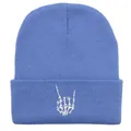 Dettaglio del berretto in maglia celeste con ricamo a mano di teschio e scritta HU - 54-60cm / Blu ciano