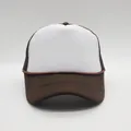 Gorra trucker clásica bicolor en marrón y blanco con malla trasera y detalle de cordón decorativo - Café + Blanco
