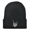 Berretto in maglia nera con ricamo mano di scheletro in gesto rock su sfondo bianco - 54-60cm / Nero