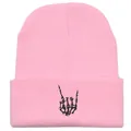 Berretto in maglia rosa con ricamo a mano di teschio nero e trama a coste per l'inverno - 54-60cm / Rosa