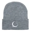 Berretto in maglia grigio chiaro con ricamo di luna e stelle bianche sul bordo risvoltato - Grigio Melange Chiaro