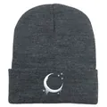 Dettaglio ravvicinato del ricamo con luna e stelle sul berretto in maglia grigio - Grigio Melange Scuro