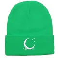 Dettaglio del ricamo luna e stelle su berretto in maglia a coste verde neon - Verde Fluorescente