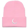 Berretto rosa in maglia con ricamo a luna e stelle bianche su sfondo bianco pulito - Rosa