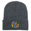 Detailansicht der bunten Good Vibes Stickerei auf einer dunkelgrauen Strickmütze - Dunkles Heidegrau