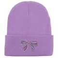 Dettaglio del berretto in maglia viola con ricamo a fiocco colorato e texture - 54-60cm / Viola Chiaro