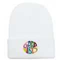 Berretto in maglia bianca con ricamo colorato Good Vibes e risvolto invernale - Bianco