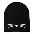 Dettaglio del ricamo a gatto bianco con cuore su un berretto in maglia nera invernale - Taglia unica / Nero