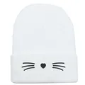 Berretto in maglia bianca con ricamo di gatto carino e naso a cuore su sfondo bianco - Taglia unica / Bianco