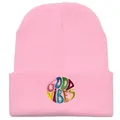 Rosa Strickmütze mit bunten Good Vibes Stickereien und vertikalem Rippenmuster - Rosa