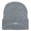Detail van grijze gebreide muts met precisie drone borduursel op de omgeslagen rand - 54-60cm / Licht Heather Grijs