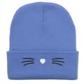 Dettaglio del berretto in maglia azzurro con baffi di gatto neri e cuore bianco ricamato - Taglia unica / Blu ciano