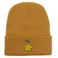 Détail de la broderie étoile et de la maille côtelée sur bonnet d'hiver jaune moutarde - 54-60cm / Kaki