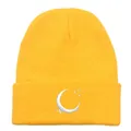 Berretto in maglia giallo acceso con ricamo bianco di luna e stelle stile minimal - Giallo